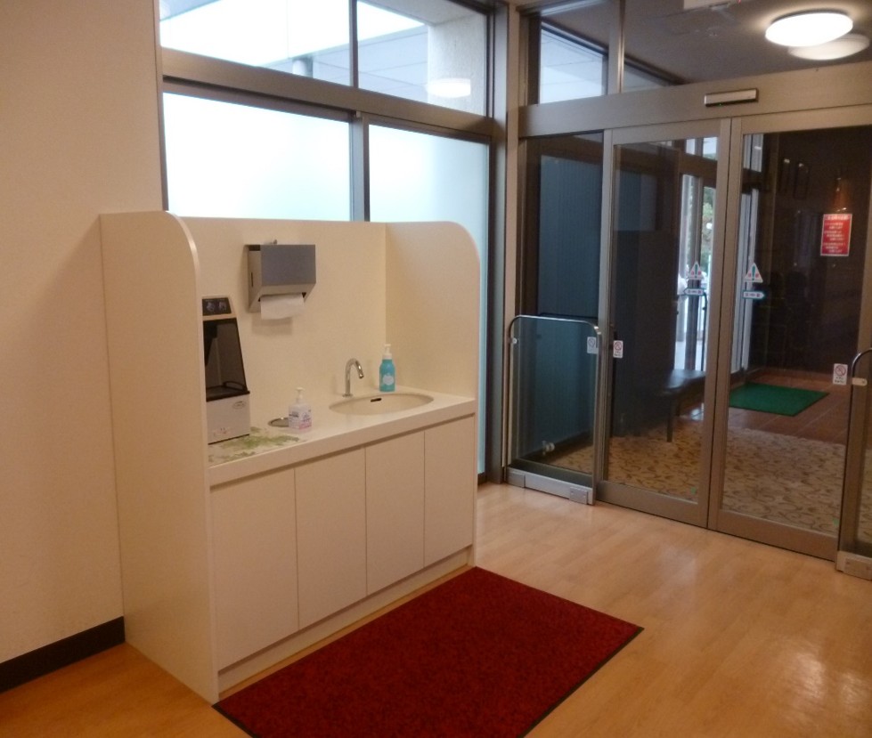 玉川ホーム玄関に設置された手洗い場