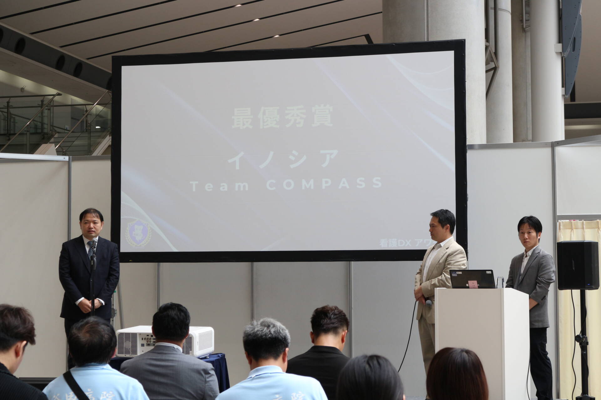 株式会社イノシアの中尾彰宏医師（左）　受賞コメントが終わると、客席から大きな拍手が送られました