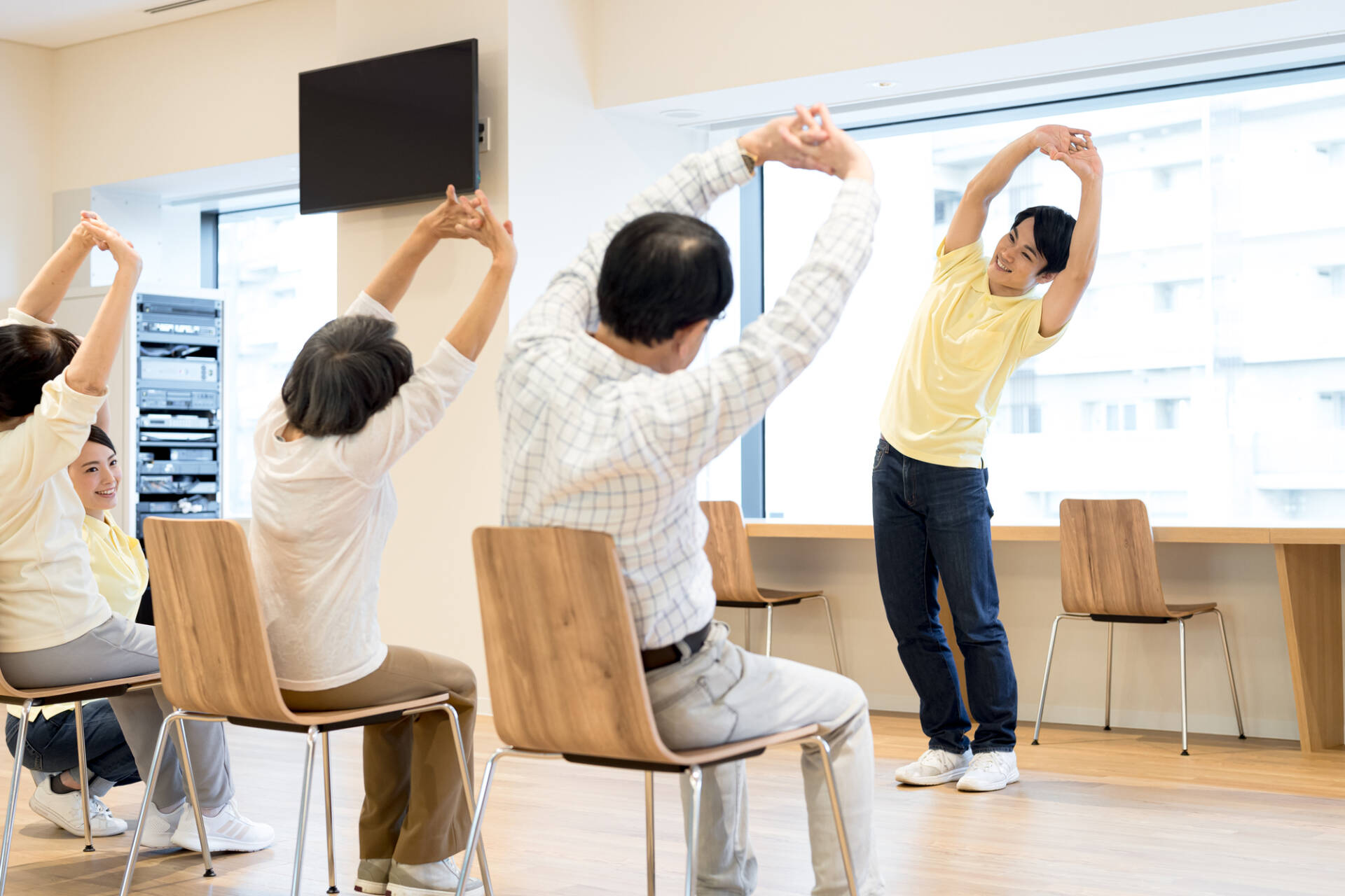 介護現場のレクリエーションで実践! 座ってできる運動で、高齢者の身体機能を守ろう